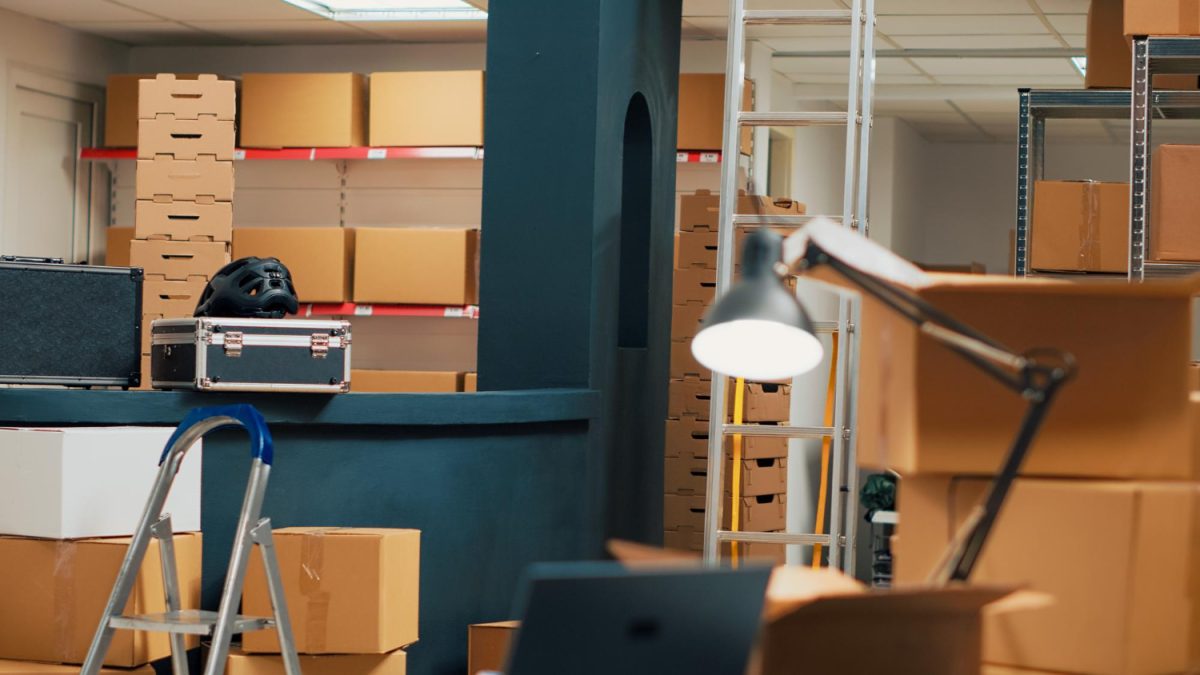 Espace de stockage vide avec des boîtes en carton sur des étagères