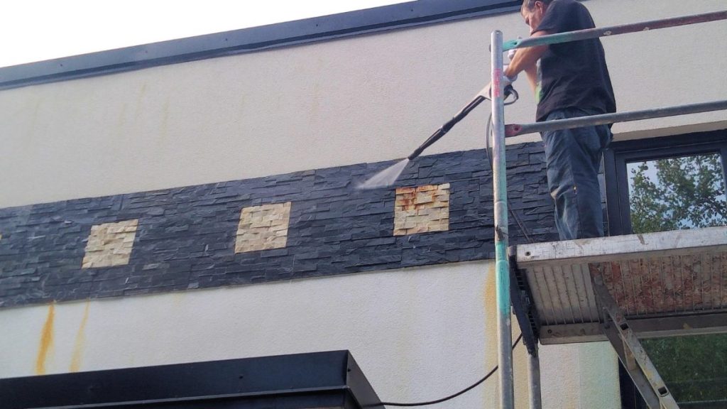 Nettoyage de façade : pourquoi et comment entretenir les murs extérieurs de sa maison ?