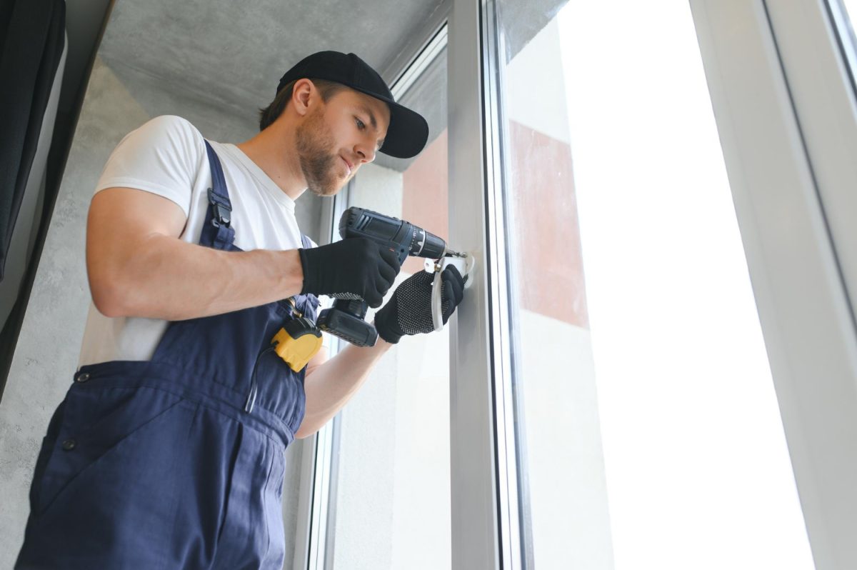 un professionnel s'occupe du changement des fenetres au sein d'une maison