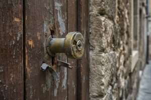 Barillet cassé : porte fermée, comment l’ouvrir ?