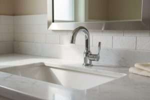 Nettoyer un lavabo : astuces pour un éclat durable